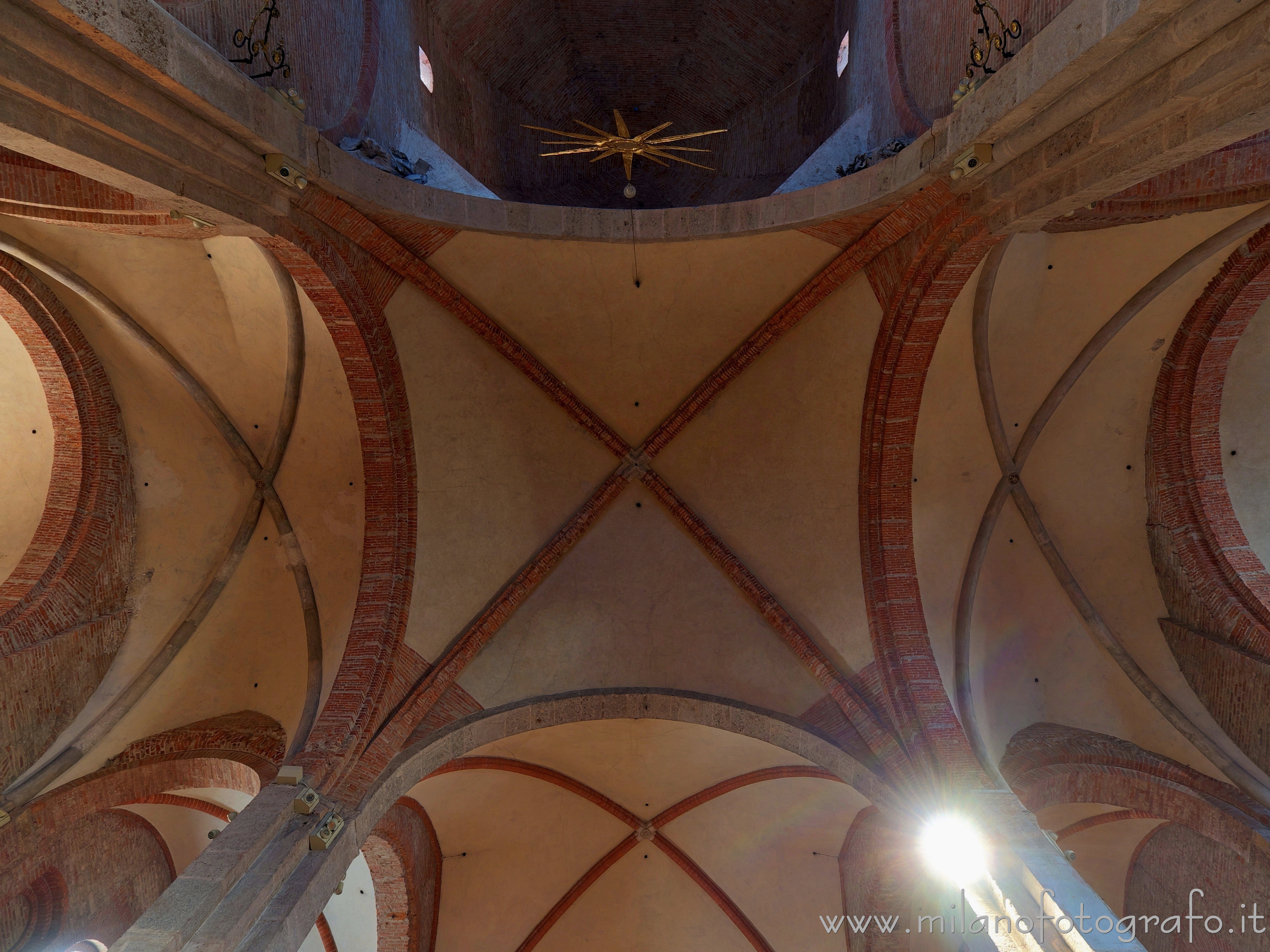 Milano - Volte romaniche nella Basilica di San Simpliciano